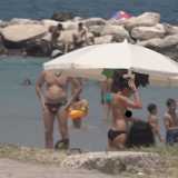 Continuiamo la passeggiata. Tra un ombrellone e l'altro fanno capolino alcune donne in topless, evidentemente straniere: difficilmente infatti le baresi si �svestono in pubblico� o perlomeno se lo fanno scelgono luoghi pi� appartati
